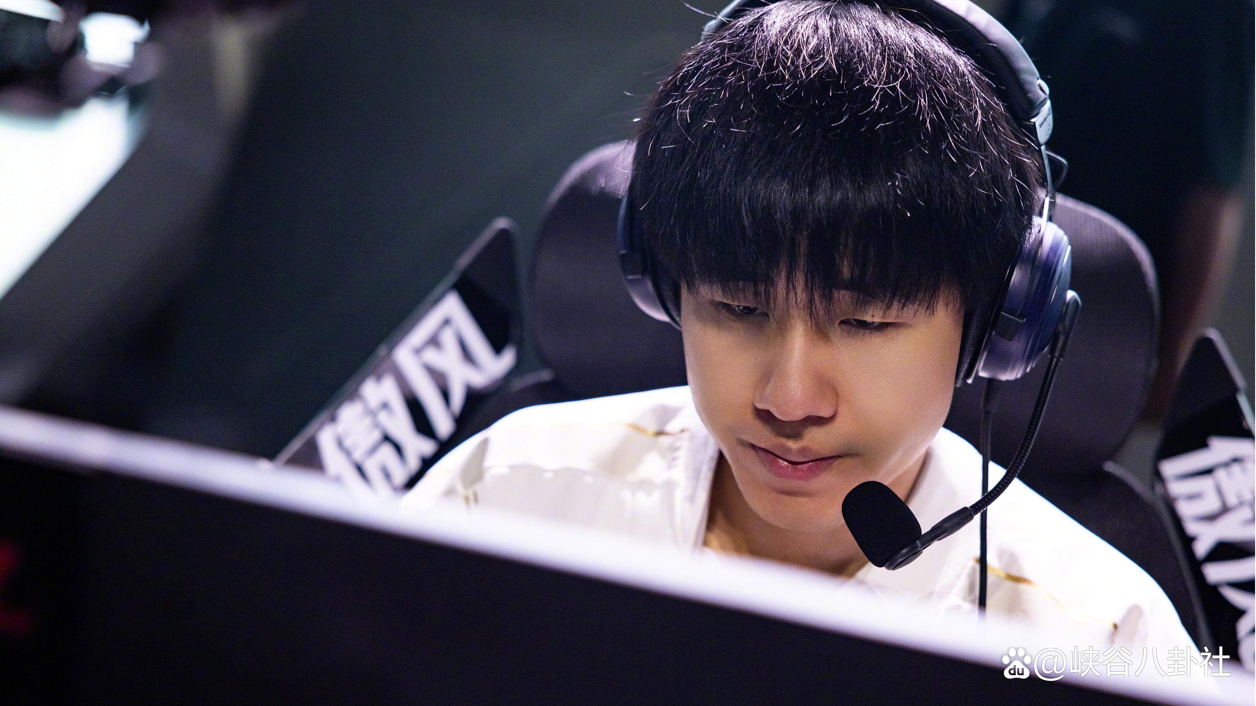 AYX SPORTS Rookie迎来十赛季出色发挥，老鹰观众热烈欢呼！全场沸腾不已