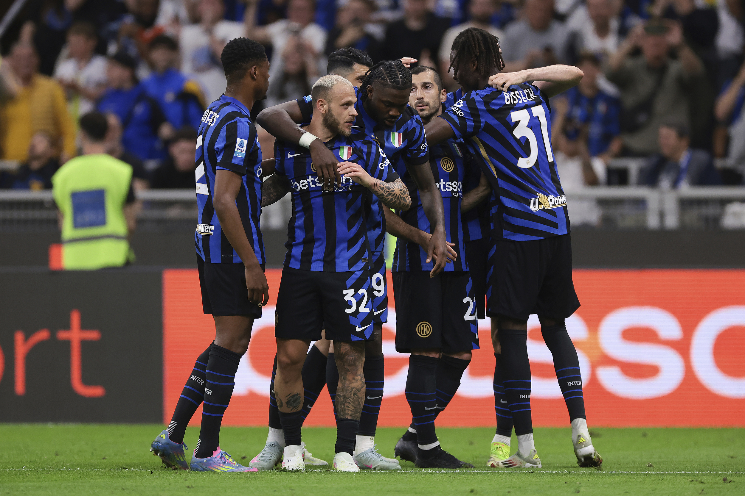 爱游戏官方网站离谱！波尔图伤情更新备战社区盾今晚AC米兰备战意大利杯，皇家马德里围绕欧冠刷新队史纪录的简单介绍